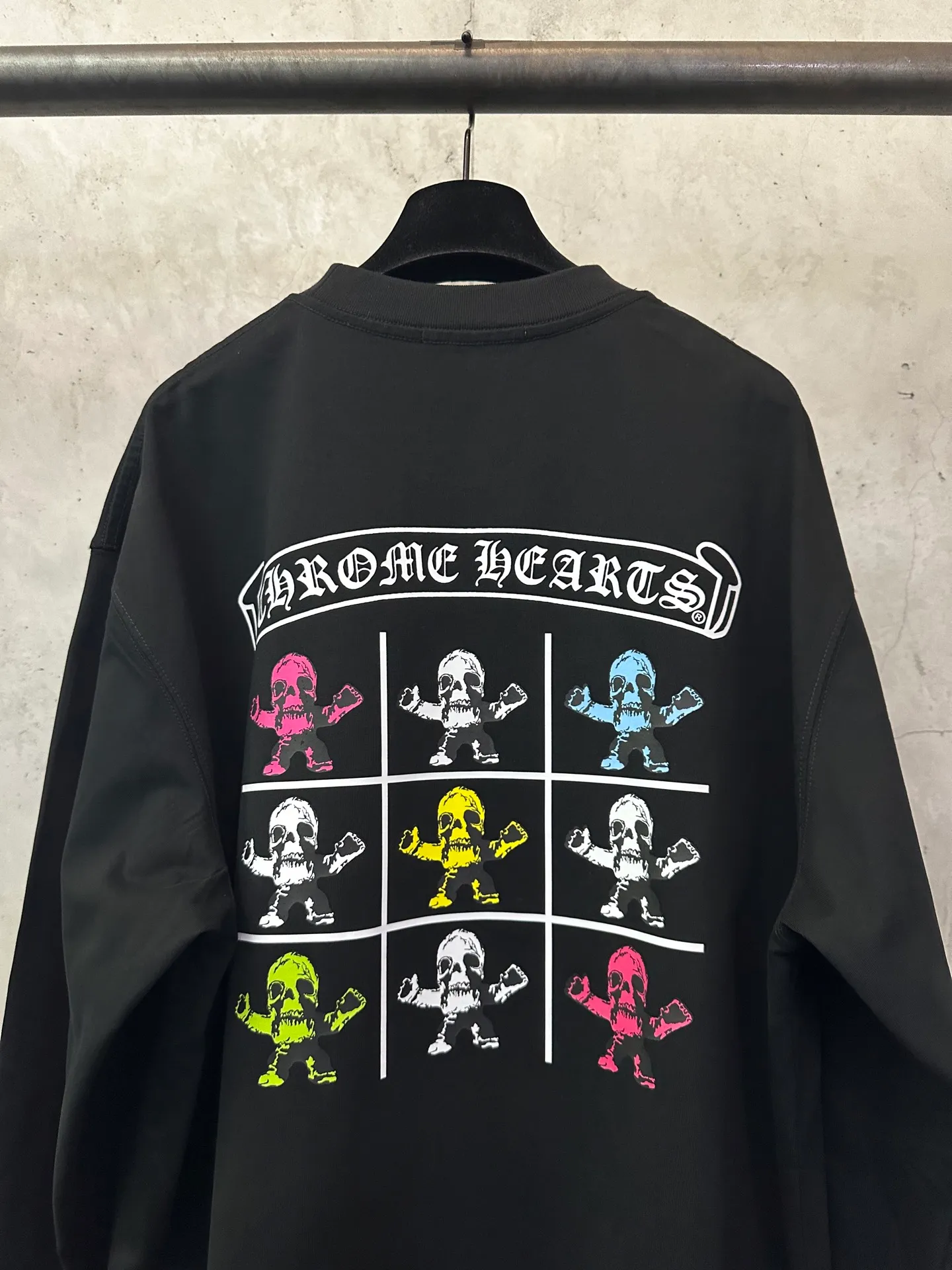 P340 Chrome Hearts 25ss foti system black color nine-square grid round neck long-sleeved T-shirt. Fabric is high-definition, ultra-heavy-weight cotton, double-yarn compact Xinjiang cotton. Weight: 320 grams. Clean cloth surface. Clear texture. Tight feel. Stiff. High color fastness. No deformation. No discoloration. Customized hardware. Thread. Accessories. Alignment. Same style for men and women. -Color: Black White -Size: XS S M L